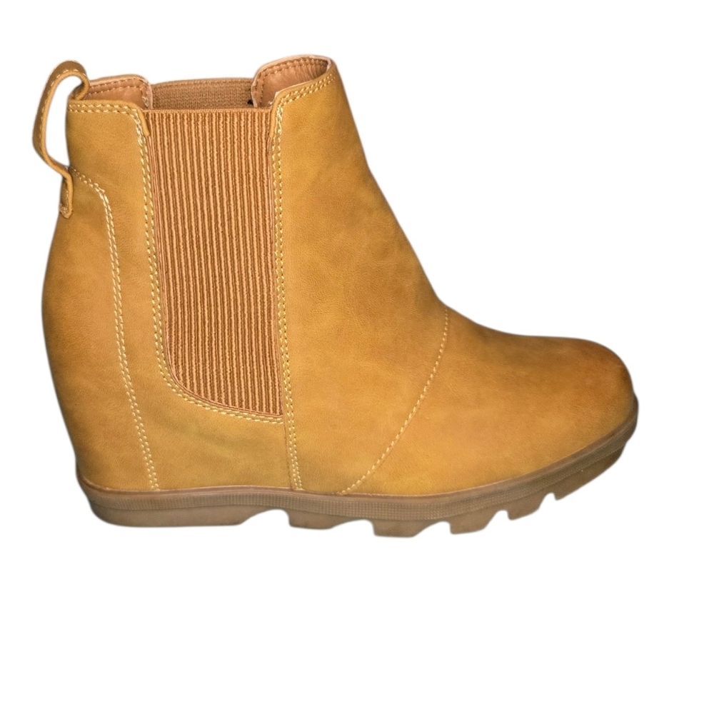 Women's Chelsea Flat Bootie in Tan